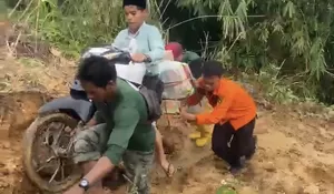 Akses Jalan Terputus Akibat Longsor, 60 Keluarga di Sukamakmur Masih Terisolasi, Kebutuhan Kian Menipis