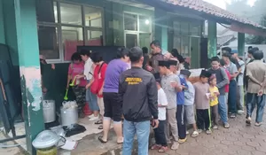 Momen Warga Buanajaya Tanjungsari Buka Puasa di Gedung SD Lantaran Takut Kembali ke Rumah Usai Diterjang Longsor dan Pergerakan Tanah