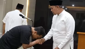 Tarawih Keliling di Jatibening, Wali Kota Bekasi Tri Adhianto Serahkan Ijazah Pelajar Tertahan 10 Tahun di Sekolah