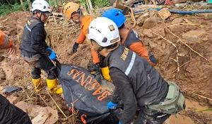 Tim SAR Temukan Tiga Warga yang Tertimbun Longsor di Simpenan Sukabumi
