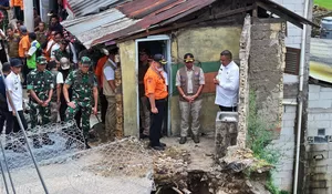 Bupati Rudy Susmanto dan Kepala BNPB Tinjau Pemasangan Jembatan Darurat di Puncak Bogor usai Diterjang Bencana