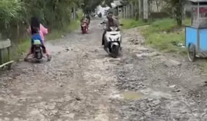 Viral Jalan Lio Jambu - Gobang Penghubung Dua Kecamatan Mirip Sungai Kering