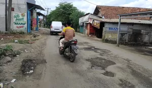 Jalan Penghubung Ciseeng - Gunungsindur Hancur, Kades: Baru Tiga Bulan Sudah Rusak Lagi