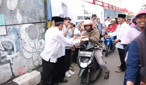 Wakil Ketua DPRD Bogor Agus Salim Bagikan Ribuan Paket Takjil di Cibinong