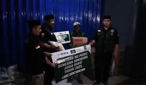 Tempuh Medan Terjal, LPBI NU Kabupaten Sukabumi Salurkan Bantuan Warga Desa Cibuntu Simpenan