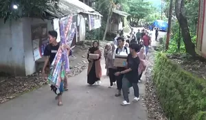 Jalan Kaki Satu Jam, Siswa SMK di Palabuhanratu Bantu Warga Terisolasi di Desa Cibuntu Simpenan