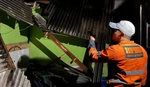 Gegara Lapuk, Rumah Warga di Mulyaharja Bogor Ambruk, Keluarga Terdampak Terpaksa Mengungsi