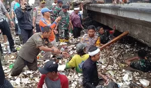 Bersihkan Sampah Pasca Banjir, DLH Kabupaten Sukabumi Kerahkan Armada Tambahan