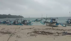 Kapal Dihantam Ombak, Dua Nelayan Ujunggenteng Sukabumi Hilang