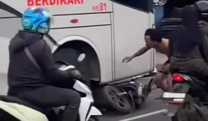 Kecelakaan di Jalan Narogong, Honda Vario Ditabrak Bus, Satu Orang Jadi Korban