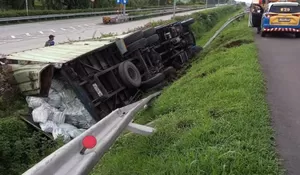 Truk Tronton Terguling di Tol Jagorawi Timpa Pembatas Jalan