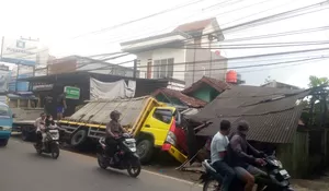 Sopir Ngantuk, Truk Hebel Tabrak Rumah Warga di Leuwiliang
