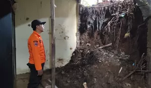 Rumah Warga Puncak Bogor Jebol Tertimpa Longsor