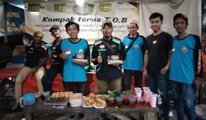 Ojol Tenda Online Bersatu Bagikan Ratusan Paket Takjil ke Pengguna Jalan