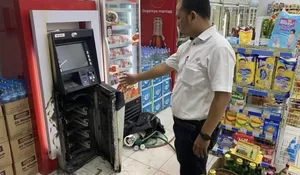 Aksi Pelaku Bobol ATM di Ceriamart Cileungsi Terekam CCTV