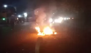 Ditabrak Grandmax, Motor Bajaj Pulsar Terbakar Hebat