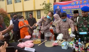 Polisi Musnahkan Puluhan Ribu Botol Miras dan 7 Kg Sabu Hasil Pengungkapan Tahun 2025