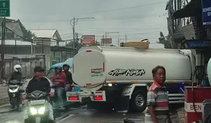 Mobil Tanki Air Tabrak Rumah dan Kantor Notaris di Parung Bogor