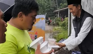 Kunjungi Lokasi Banjir Cikembar, Ketua Komisi I DPRD Kabupaten Sukabumi Iwan Ridwan Beri Bantuan