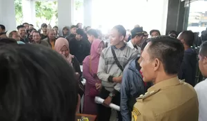 Pembayar Pajak Kendaraan di Samsat Cibinong Membeludak, Petugas Kewalahn hingga Macet di Sekitar Lokasi