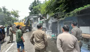 Satpol PP Kota Bogor Bongkar 18 Bangunan Tak Berizin dan Jual Miras