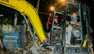 Pakai Alat Berat, Wakil Wali Kota Bogor Bongkar Bangunan Liar Jual Miras di Pancasan