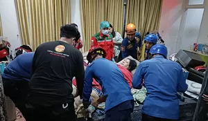 Warga Minta Bantuan Damkar Evakuasi Perempuan Obesitas ke Rumah Sakit