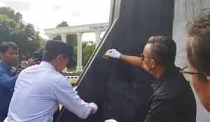 Dirusak Mahasiswa Unjuk Rasa, Dedie Rachim dan Jenal Mutaqin Bersih-Bersih Tugu Kujang : Demo Boleh, Tapi Jangan Rusak Fasilitas Publik!