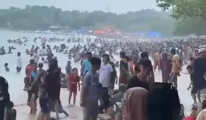 Viral Lautan Manusia di Pantai Anyer, Ini Strategi agar Libur Lebaran Tetap Nyaman!