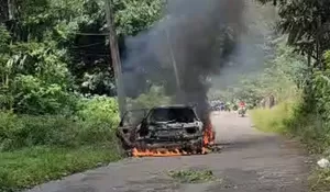 OTW Liburan ke Cisangku Bogor, Mobil yang Ditumpangi Satu Keluarga Ludes Terbakar