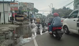 Jalan Utama Puncak Bogor Dekat Simpang Taman Safari Selalu Tergenang Air, Ganggu Pengedara dan Pejalan Kaki