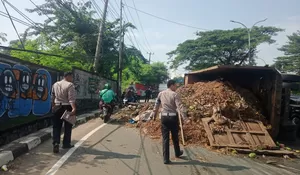 Truk Sampah Terguling di Cileungsi Bogor, Muatan Tumpah ke Jalan