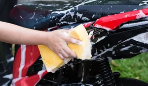 Hindari 4 Kesalahan Ini Saat Mencuci Motor di Rumah Agar Tetap Awet dan Kinclong