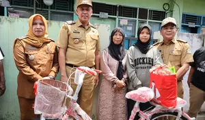 Janda Penjual Kue Keliling Dapat Hadiah Sepeda Baru dari Wali Kota Bekasi