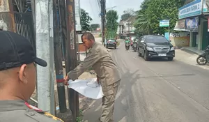 Nggak Berizin, Satpol PP Kota Bekasi Copot Spanduk Sepanjang Jalan Pasar Kranggan hingga Jatirangga