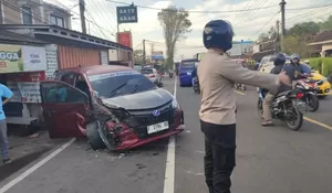 Minibus Adu Banteng dengan Tronton Muatan Semen di Dekat Gerbang Tol Parungkuda