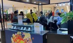 Rupiah Melemah, Warga Antre Beli Emas di Cibinong City Mall