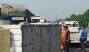 Truk Colt Diesel Terguling di Tol Jagorawi, Ini Dugaan Penyebabnya