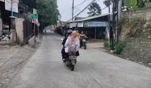 Warga Keluhkan Mangkraknya Proyek Betonisasi Jalan Cikampak Ciampe