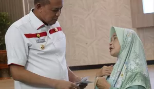 Peduli Lansia, Tri Adhianto Wajibkan Pejabat di Kota Bekasi Punya Ibu Asuh