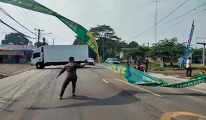 Spanduk Tak Berizin di Kemang Bahayakan Pengendara, Satpol PP Lakukan Penertiban