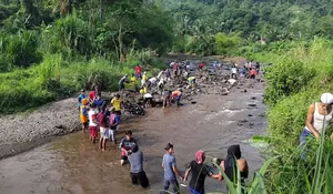 Warga Cilamur Rumpin Gotong Royong Buka Akses Jalan Baru