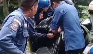 Kunci Tertinggal di Bagasi Motor, Wisatawan Panggil Damkar Minta Bantuan