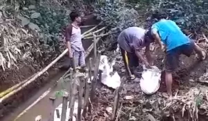 Warga Desa Sukaharja Ciomas Kompak Perbaiki Irigasi yang Jebol