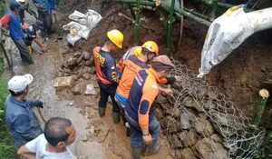 Usai Kena Longsor, BPBD Kota Sukabumi Perkuat Tebing dan Salurkan Bantuan Bronjong di Gunungpuyuh