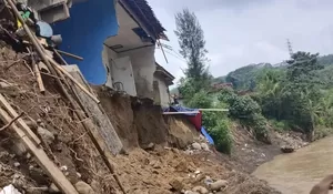 Longsor di Bantargadung Sukabumi, Dua Rumah Warga Rata dengan Tanah, Akses Jalan Nasional Terputus