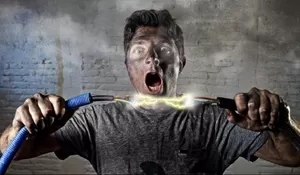 Petugas PLN Tersengat Listrik di Klapanunggal hingga Terbakar di Atas Tiang Listrik