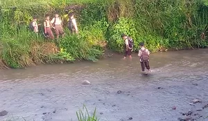 Kata Kepala Desa Petir Soal Pelajar yang Harus Nyeberang Sungai untuk Sampai ke Sekolah