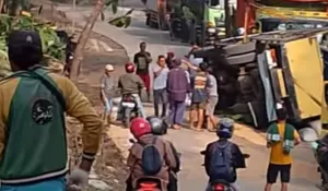 Gegara Jalan Rusak, Truk Bermuatan Sekam Terguling di Jampangtengah Sukabumi