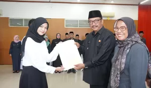 Bupati Asep Japar Lantik Lima PNS dan Serahkan 90 SK CPNS Formasi 2024 di Kabupaten Sukabumi